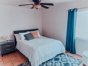 - une chambre avec un lit et un ventilateur de plafond dans l'établissement *Free Parking near Strip Cozy 2Br home Side: A, à Las Vegas