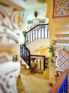 un couloir avec un escalier en colimaçon dans une maison dans l'établissement Riad Al-Qurtubi, à Tanger