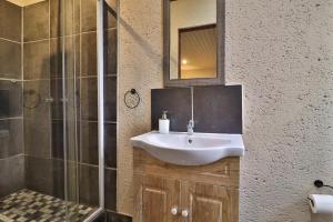 un baño con lavabo y ducha en Lion Den, en Marloth Park 26 fotos más
