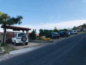 una macchina bianca parcheggiata sul lato di una strada di Chalé da Montanha - Locações ad Águas de Lindóia