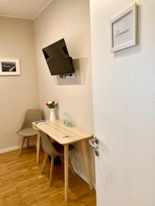 TV a/nebo společenská místnost v ubytování Maison Altinia, locazione in centro storico a due passi dalla stazione + 19 fotografií