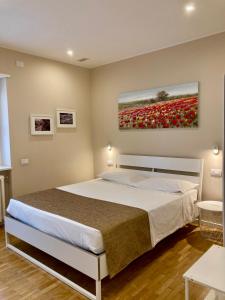 um quarto com uma cama com um quadro na parede em Maison Altinia em Treviso