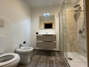 W łazience znajduje się toaleta, umywalka i prysznic. w obiekcie Il Pontefice Luxury w Rzymie