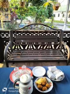 une table avec plaques alimentaires sur un banc dans l'établissement Homestay Teratak Kayu kota Aur, à Kepala Batas