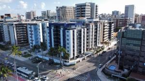 uma vista aérea de uma cidade com edifícios altos em Rhodes I a Beira-mar da Jatiuca/Ponta Verde em Maceió