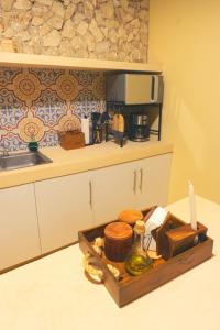 una cucina con vassoio e lavandino su un bancone di Casa Violeta a Mérida