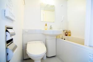 bagno bianco con servizi igienici e lavandino di Hotel Meldia Kyotoshijoomiya a Kyoto