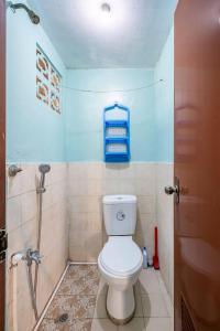 La salle de bains est pourvue d'une douche et de toilettes. dans l'établissement Eyabonsha Homestay Vigan simple 2 units, à Aggay