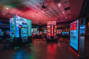 ein Casino mit mehreren Spielautomaten in einem Raum in der Unterkunft Boulder Station Hotel & Casino in Las Vegas
