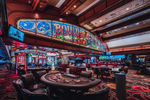 een casino met een heleboel speelautomaten en tafels bij Boulder Station Hotel & Casino in Las Vegas