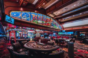 ein Casino mit einem Haufen Spielautomaten und Tischen in der Unterkunft Boulder Station Hotel & Casino in Las Vegas