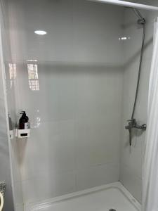 baño con ducha y puerta de cristal en Apartments Belgrano en Buenos Aires