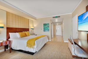 Postel nebo postele na pokoji v ubytování Luxurious Beach Resort Balcony