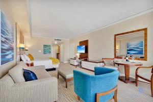 un salon avec un canapé et une chambre avec un lit dans l'établissement Luxurious Beach Resort Balcony, à Sunny Isles Beach