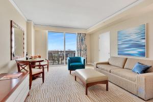 Posezení v ubytování Luxurious Beach Resort Balcony + 39 fotografií