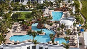 - une vue aérienne sur un complexe avec une piscine dans l'établissement Luxurious Beach Resort Balcony, à Sunny Isles Beach