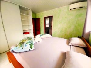 Voodi või voodid majutusasutuse TAHITI - Lihei Pool House toas
