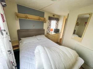 Llit o llits en una habitació de 3 Bed, 7 Berth Caravan On A Great Holiday Park In Norfolk Ref 10107b