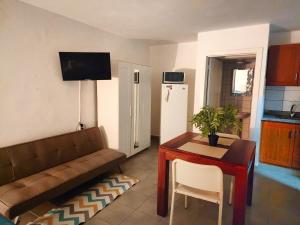 een woonkamer met een bank en een tafel bij Blue Pool Sol Caribe in Punta Cana