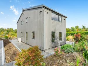 una casa gris con techo gris en Lakeside Cottage, en Lanchester