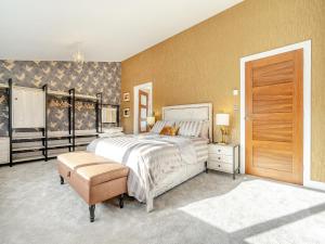 1 dormitorio con 1 cama grande y puerta de madera en Lakeside Cottage, en Lanchester