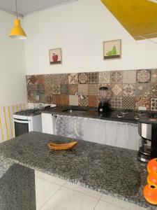 eine Küche mit einer Theke mit einer Banane drauf in der Unterkunft Centro Apartamento Búzios in Búzios