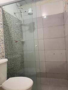 ブジオスにあるCentro Apartamento Búziosのバスルーム(ガラス張りのシャワー、トイレ付)