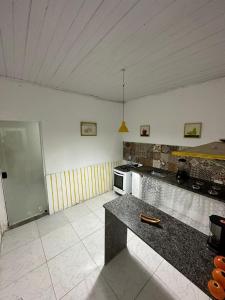 eine Küche mit einer Arbeitsplatte in einem Zimmer in der Unterkunft Centro Apartamento Búzios in Búzios
