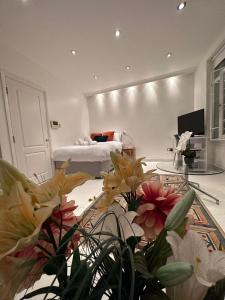 1 dormitorio con 1 cama y 1 habitación con flores en St Paul's Farringdon Longstay Cozystay, en Londres