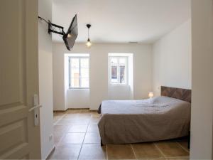 - une chambre avec un lit et un panier de basket sur le mur dans l'établissement Gîte Montferrand-du-Périgord, 3 pièces, 4 personnes - FR-1-616-323, à Montferrand-du-Périgord