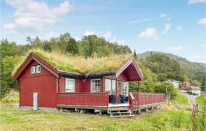 czerwony dom z trawiastym dachem w obiekcie Amazing Home In Foldfjorden With House A Panoramic View 
