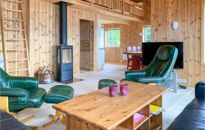 salon ze stołem i zielonymi krzesłami w obiekcie Amazing Home In Foldfjorden With House A Panoramic View 