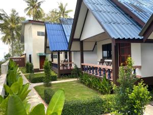 a house with solar panels on the roof at Lanta Arrow House in Ko Lanta