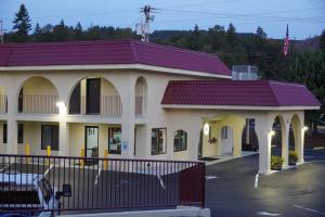 budynek z fioletowym dachem na parkingu w obiekcie Timberland Inn & Suites w mieście Castle Rock