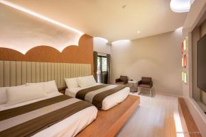 ein Hotelzimmer mit 2 Betten und einem Stuhl in der Unterkunft 極の宿 eXtreme in Xiaoliuqiu