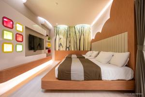 a bedroom with a large bed and a painting on the wall at 極の宿 eXtreme in Xiaoliuqiu