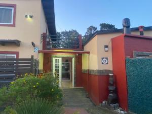 un edificio con una puerta y una escalera que conduce a él en Casa de Campo La Maribel, en La Lucila del Mar