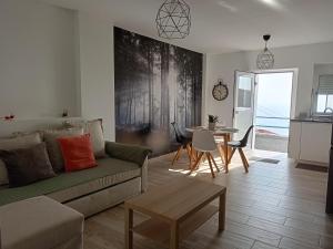 a living room with a couch and a table at La Lunita in Valverde