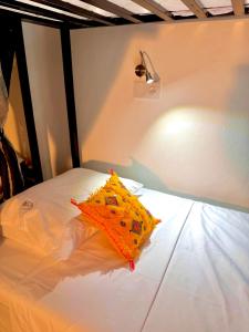 Una cama o camas en una habitación de Hostel Al-Qurtubi