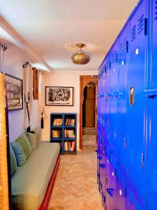 Camera con armadietti blu e mensola per libri. di Hostel Al-Qurtubi a Tangeri