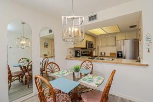 - une salle à manger et une cuisine avec une table et des chaises dans l'établissement Ocean Village Club N23, à Saint Augustine