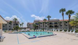 einen Pool in einem Resort mit Leuten darin in der Unterkunft Ocean Village Club N23 in St. Augustine