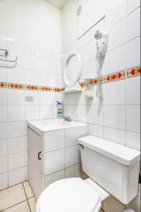 ein weißes Bad mit einem WC und einem Waschbecken in der Unterkunft Habitación en Primer Piso con baño privado in Lima