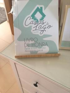 Eine Kiste liegt auf einer Kommode. in der Unterkunft Casas do Lago in Estremoz