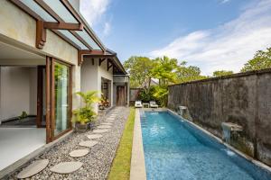 チャングーにあるTheanna Villa and Spa Cangguの裏庭のスイミングプール