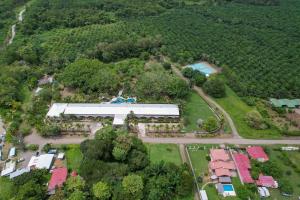 una vista aérea de un edificio en un parque en Laguna Eco Village #205 Pool/ Tennis Courts/ BBQ, en Quepos