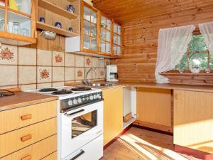 een keuken met een fornuis en een wastafel in een huisje bij Holiday home Farsø IX in Farsø