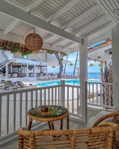 eine Terrasse mit einem Tisch und einem Pool in der Unterkunft Elephant Beach Club & Resort Samui in Chaweng