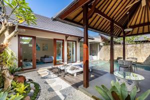 Theanna Villa and Spa Canggu في تشانغو: اطلالة خارجية على فيلا مع مسبح