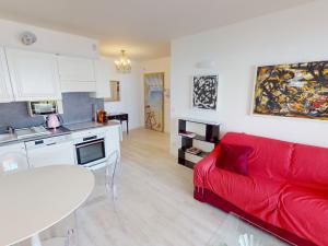 uma sala de estar com um sofá vermelho e uma cozinha em Appartement Menton, 3 pièces, 5 personnes - FR-1-196-342 em Menton